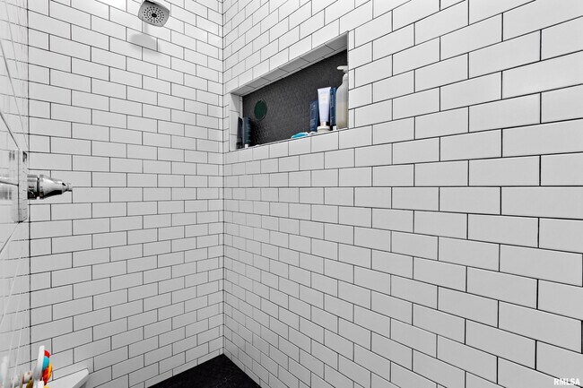 Building Photo - 824 W Moss Ave