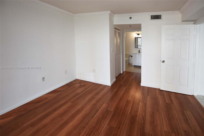 Building Photo - 540 Brickell Key Dr