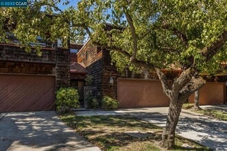 Building Photo - Light, Bright, Spacious Townhome in Summit...