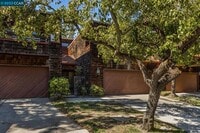Building Photo - Light, Bright, Spacious Townhome in Summit...