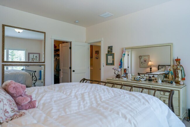 Building Photo - Beautiful Dover Bay Home