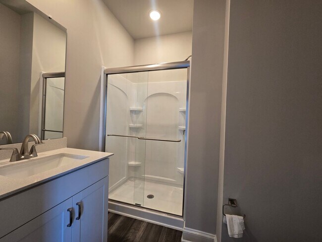 Building Photo - Modern Urban Elegance Meets Functionality
