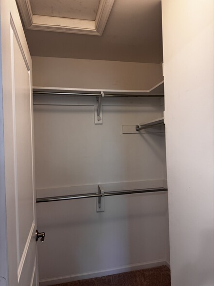Building Photo - 4044 Clarendon Way
