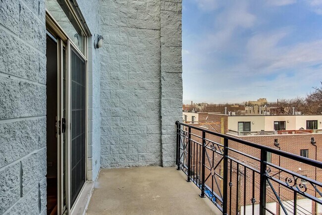 Building Photo - 2032 W Division St
