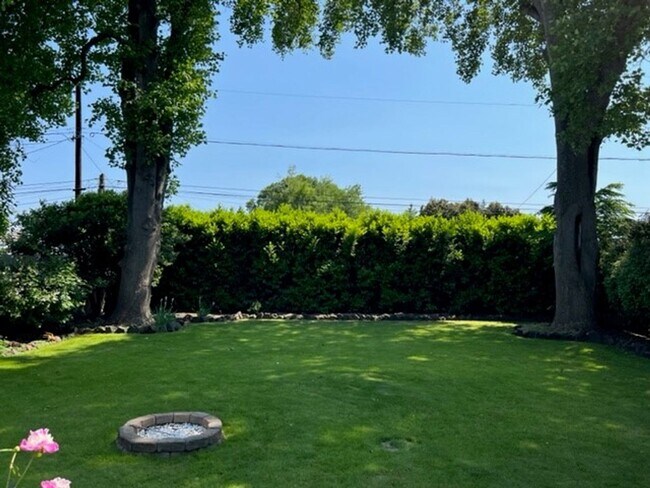 Building Photo - 750 Menlo Dr N