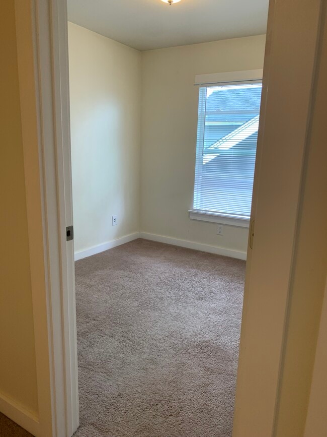 2nd bedroom - 1603 S Ainsworth Ave