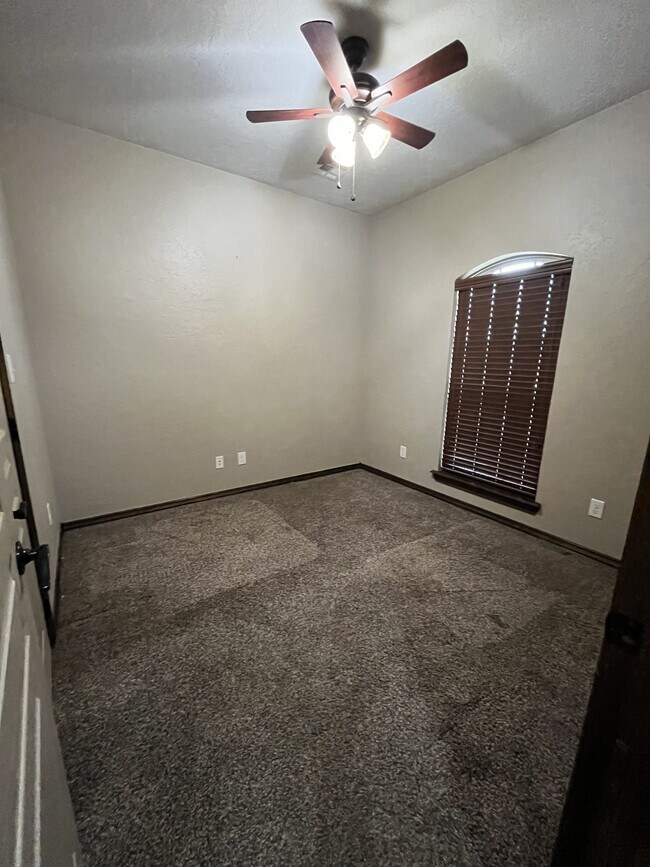 Building Photo - 48 Creekside Dr