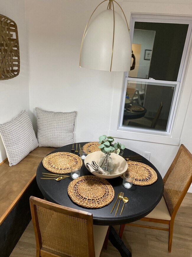 Building Photo - 613 Broadway St