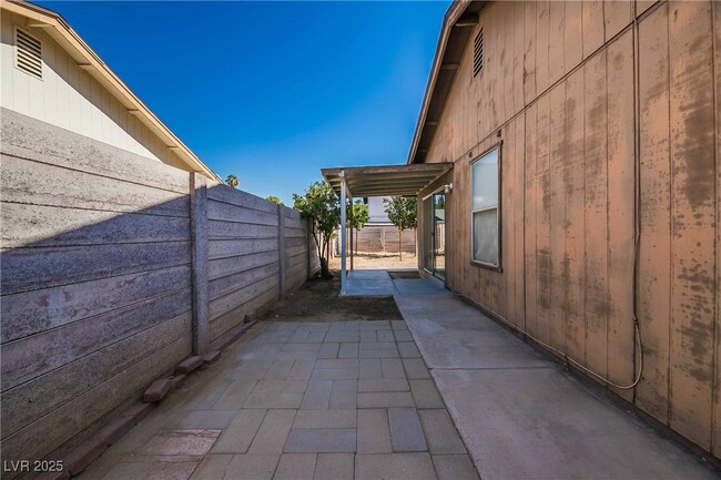 Building Photo - 6438 Creston Ave