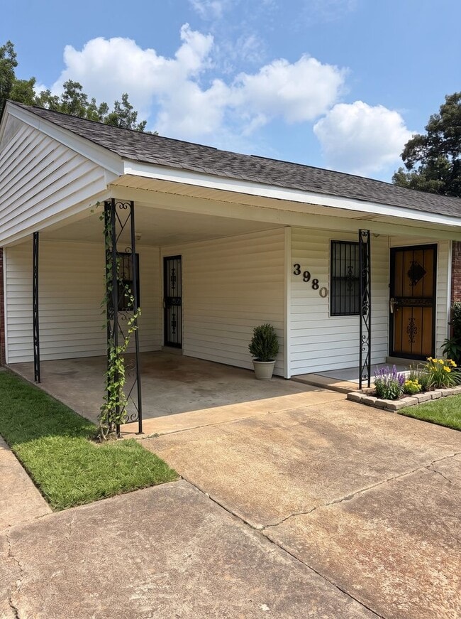 Building Photo - 3980 Renwal St