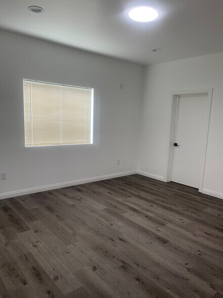 Building Photo - 10863 Nettleton St