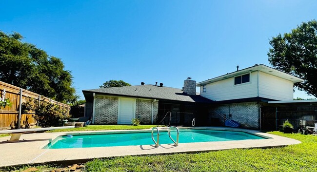 Building Photo - Sprawling Lewisville home with POOL