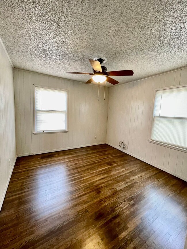 Building Photo - Charming West Tulsa 3 Bed 1.5 Bath House