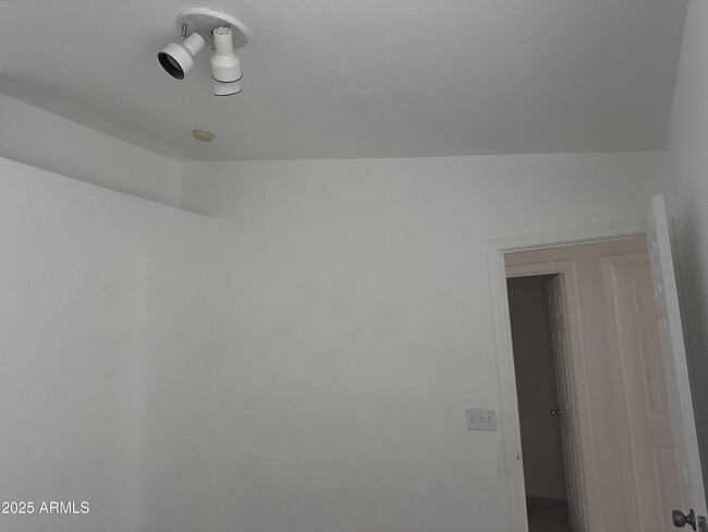 Building Photo - 726 S Nebraska St