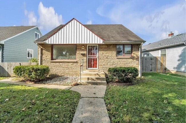 Building Photo - Charming Move-In Ready Home in a Quiet Milwaukee Neighborhood