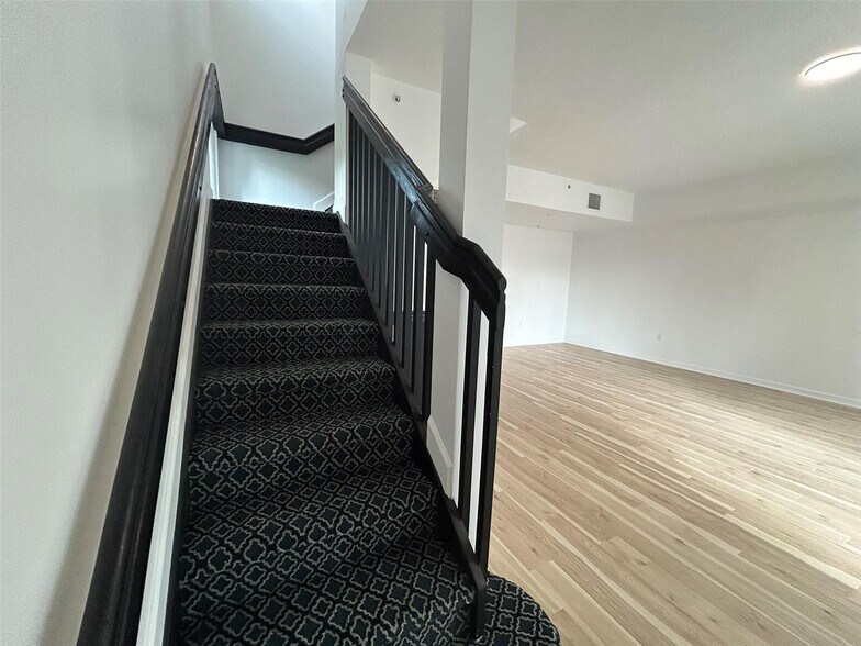 Building Photo - 2142 Van Buren St