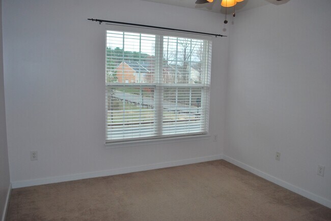 Building Photo - -- AVAILABLE SOON!  SPACIOUS 3 BED 2.5 BAT...