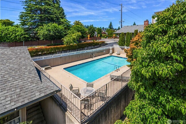 Building Photo - Top-Floor Downtown Bellevue Condo with Sunset Views