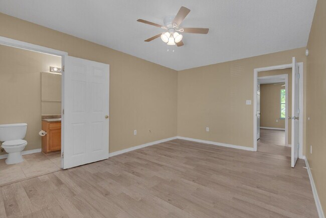 Building Photo - "Charming 3-Bed Townhouse Retreat with 2.5...