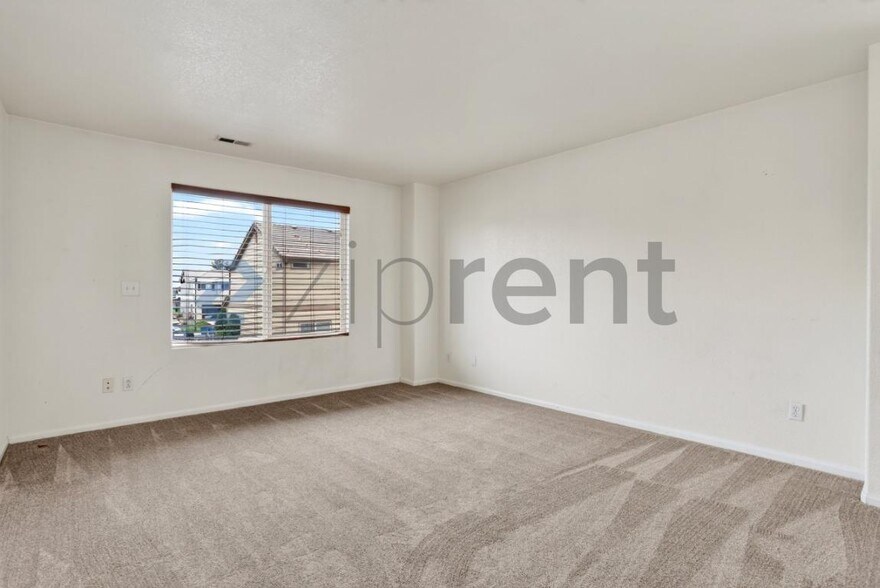 Building Photo - Unit