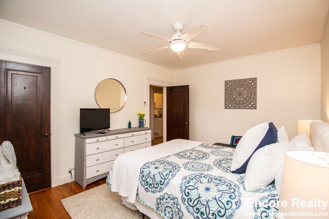 Building Photo - 1945 Commonwealth Ave