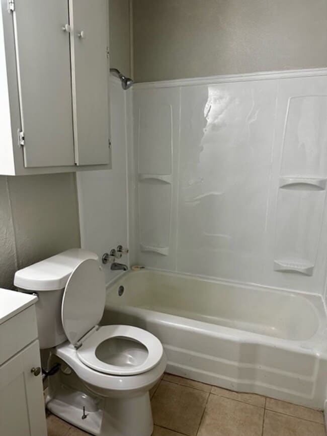 Building Photo - 402 Newton St