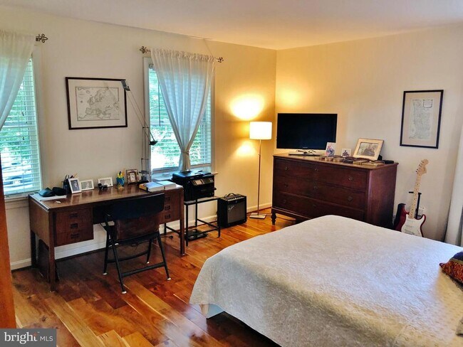 Building Photo - 10309 Bells Mill Terrace