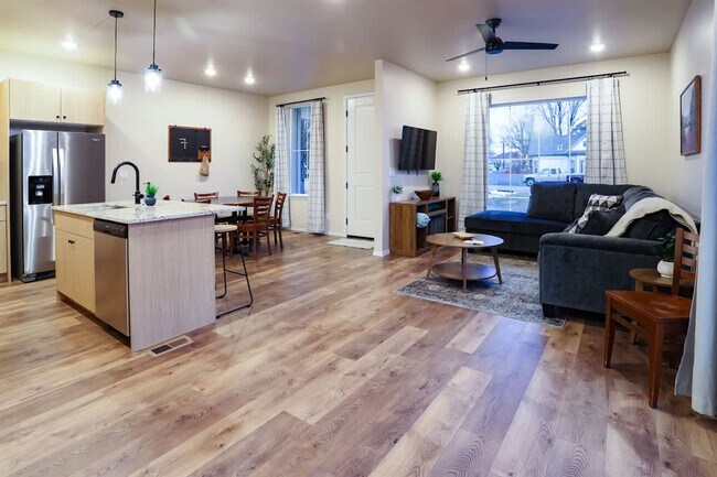 Building Photo - 609 N Kimball Ave