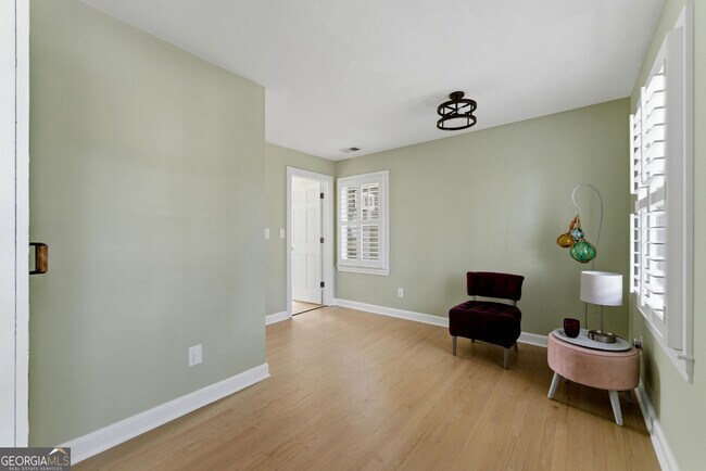 Building Photo - 302 Hascall Rd NW