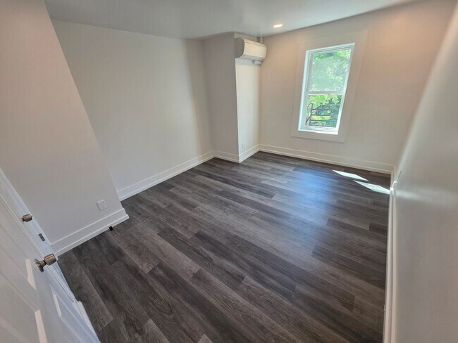 Building Photo - Newly Renovated 1 Bedroom Apartment - Poug...