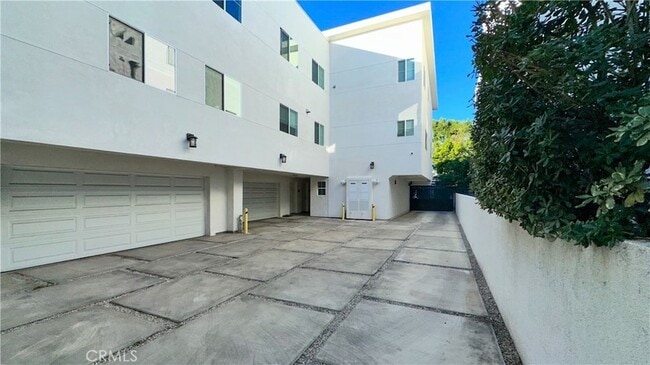 Building Photo - 14019 Vanowen St