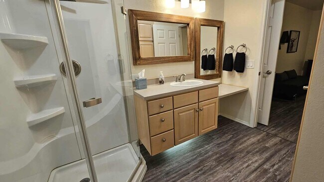 Building Photo - Fully Furnished Condo on Lake - This can be unfurnished