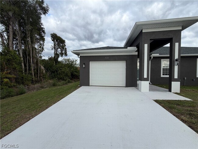 Building Photo - 721 Ivan Ave S