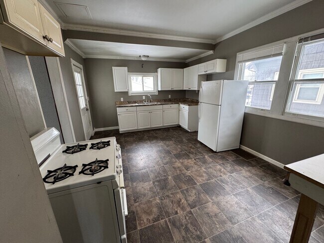 Building Photo - 4 bedroom 1 bath house in Rock Island