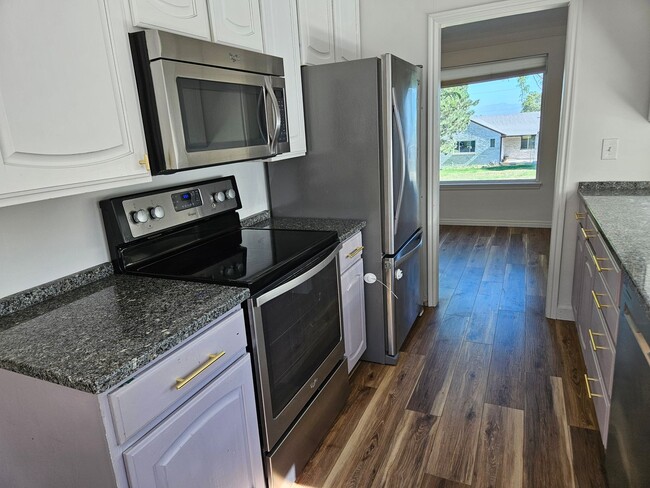 Building Photo - Beautiful 3 Bedroom/2 Bathroom in Bountiful