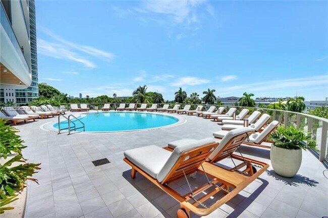 Building Photo - 2655 S Bayshore Dr