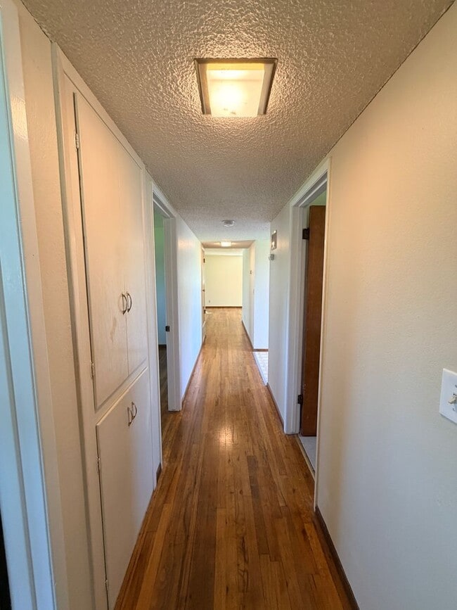 Building Photo - Just listed! Well maintained home in great location!