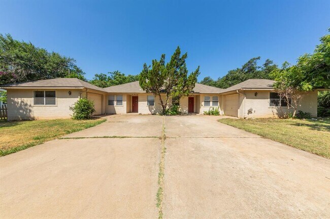 Building Photo - 2703 Cypress Ln