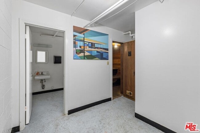 Building Photo - 12801 Moorpark St