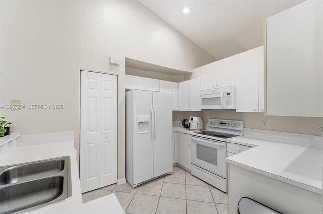 Building Photo - 1004 Golden Cane Dr