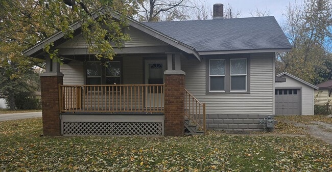 Primary Photo - 1590 W. Waggoner-- 2 bed, 1 bath