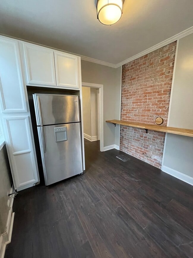 Building Photo - Updated 3 Bedroom home with modern amenities!