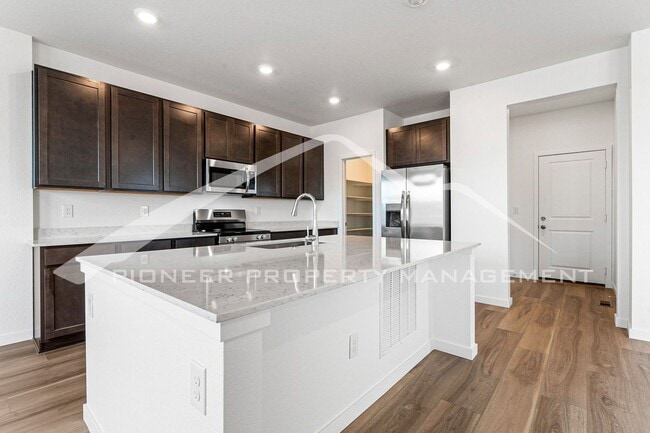 Building Photo - Charming Townhouse with Washer/Dryer and Garage