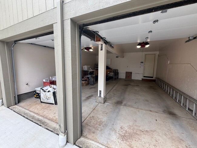 Building Photo - LARGE TWO BEDROOM TWO AND HALF BATH, QUAIL...