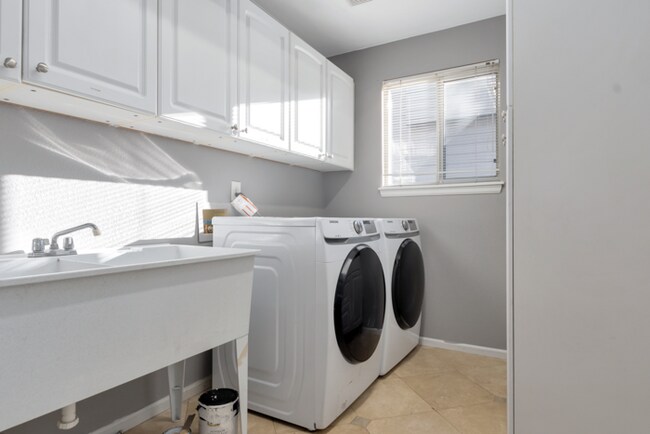 Building Photo - Charming 6 beds 3 baths in Denver!