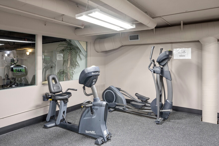 Building Photo - 10982 Roebling Ave