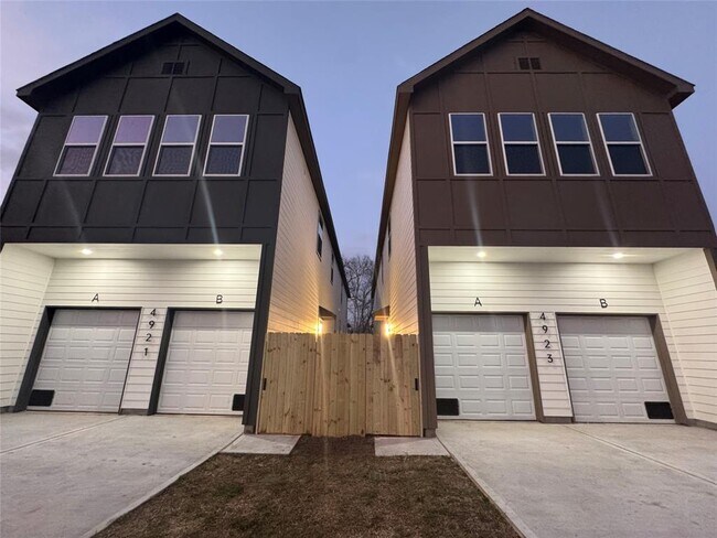 Building Photo - 4923 Pederson St