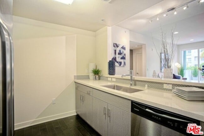 Building Photo - 436 S Virgil Ave