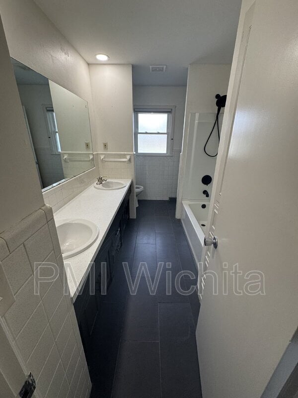 Building Photo - 840 N Waddington Ave