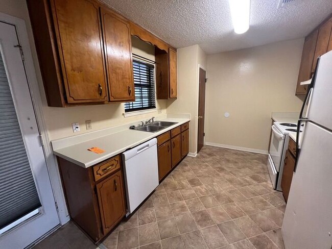 Building Photo - Pensacola - Amberwood - 3 bedroom, 2 bathroom